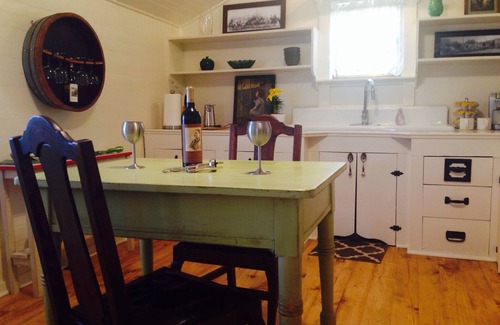 Fredericksburg Cabin | Romantic Luxury Log Cabin- Guest House *Wine and Hot Tub for 2