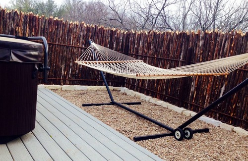Fredericksburg Cabin | Romantic Luxury Log Cabin- Guest House *Wine and Hot Tub for 2