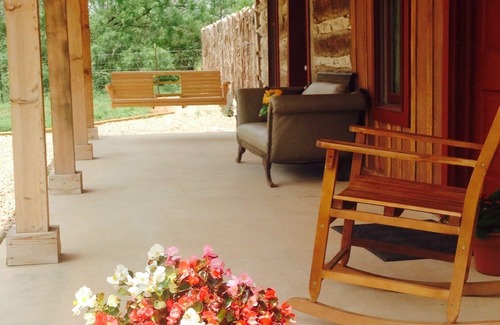 Fredericksburg Cabin | Romantic Luxury Log Cabin- Guest House *Wine and Hot Tub for 2
