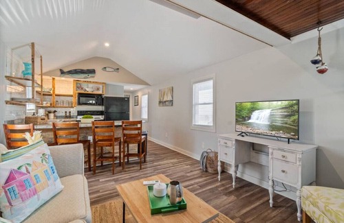 Sea Breeze House | Romantic Nautical Hideaway!