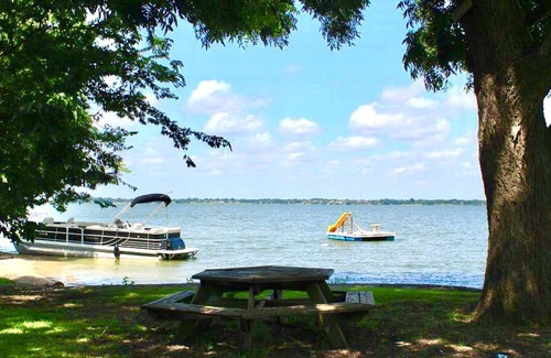 Rockwall House | Romantic Oasis King Size Suite Lakefront