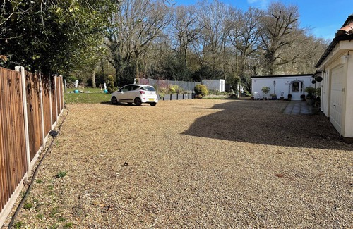 Aylmerton Apartment | Romantic Pond view Orpington studio with outdoor swimming pool. Pet friendly
