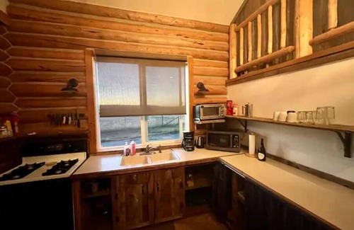 Driggs House | Romantic private Log Cabin with horse pasture