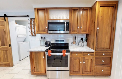 Downtown Historic District House | 💲Romantic Renovated Secret Garden💲 Marble Floors & Bath – DT Just Half Mile - Beach Only 3