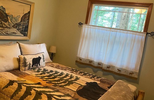 Ashford Cabin | Romantic Retreat! Hot Tub!