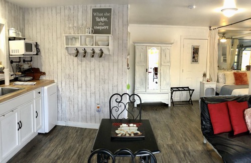 Temecula Apartment | Romantic retreat walking distance to wineries