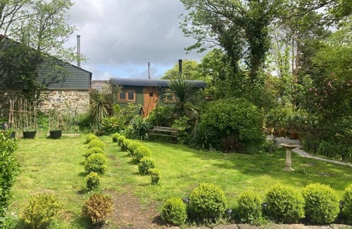Camborne House | Romantic Shepherds hut not far From the Beach