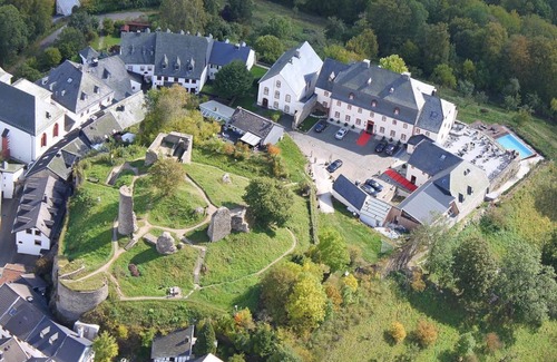 Kronenburg House | Romantic Suite - Burghaus and Villa Kronenburg