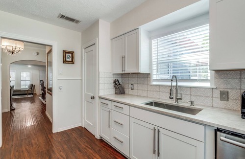 Dallas House | Romantic Super glam, Pet friendly, Perfect location!