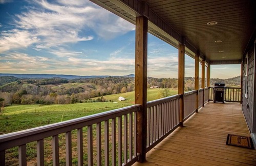 Barren Springs Cabin | Romantic, Trail and River Access, Great View