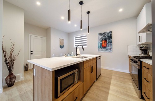 Jasper Place House | RomanticStylish|FreeWifi|KingBed|WEM|parking