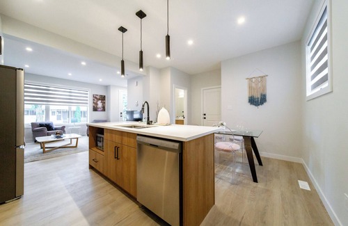 Jasper Place House | RomanticStylish|FreeWifi|KingBed|WEM|parking