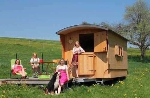 Pfalzgrafenweiler Apartment | Romantischer Schäferwagen mit Doppelbett, gemütlicher Sitzecke und Außensitzgruppe
