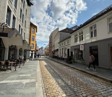 Engen Apartment | Romslig leilighet midt i Bergen sentrum - komfort med kvalitetsenger og dyner