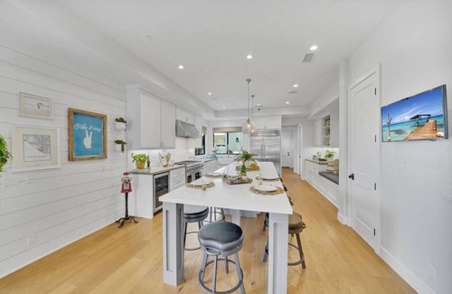 Huntington Beach House | Rooftop Air Show Viewing/2 min walk to beach/private pool