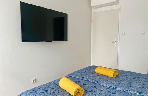 Schottenfeld Apartment | Rooftop Apartment with Free Parking & Balcony & AC