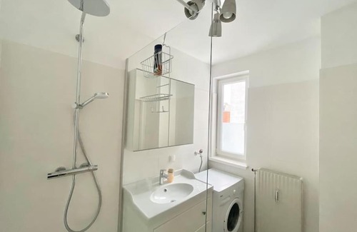 Schottenfeld Apartment | Rooftop Apartment with Free Parking & Balcony & AC