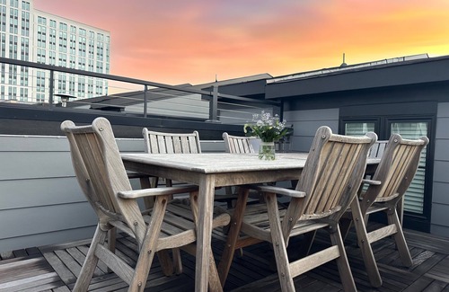 Downtown House | Rooftop Views Chef’s Kitchen Walk to Downtown
