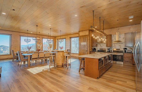 Chalet Village North Cabin | RoofTSumLo: Views! POOL, Sky Lounge/Deck, Theater, Games, HotTub, Wifi, Fire Pit