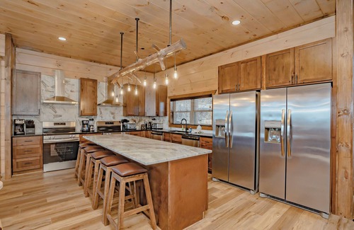 Chalet Village North Cabin | RoofTSumLo: Views! POOL, Sky Lounge/Deck, Theater, Games, HotTub, Wifi, Fire Pit