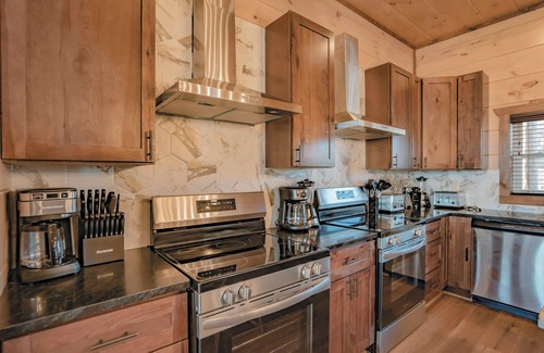 Chalet Village North Cabin | RoofTSumLo: Views! POOL, Sky Lounge/Deck, Theater, Games, HotTub, Wifi, Fire Pit