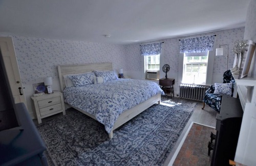 Francestown Apartment | Room 02 - Queen & Twin Room