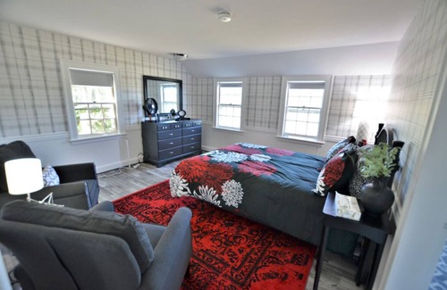 Francestown Apartment | Room 02 - Queen & Twin Room