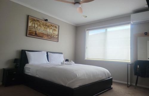 Craigieburn House | Room 1 Private Room - Shared space- Driveway Parking