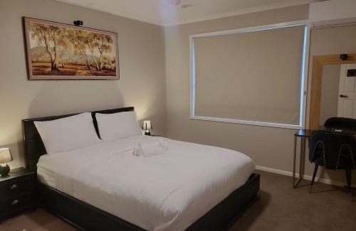 Craigieburn House | Room 1 Private Room - Shared space- Driveway Parking