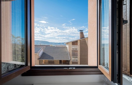 Castrojeriz Apartment | Room '102 Deluxe Acuarela Vistas Montaña' with Shared Garden, Wi-Fi and Air Conditioning