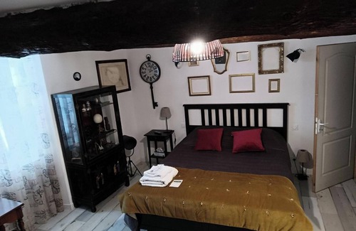Serignan-du-Comtat Bed & Breakfast | Room 1852 on the ground floor in a village house