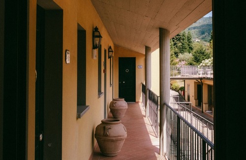 San Donato in Fronzano Apartment | Room '73 H Fattoria Degli Usignoli Tripla' with Shared Pool, Wi-Fi and Air Conditioning