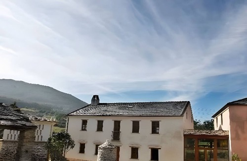Mondonedo Apartment | Room A Aira Vella in Mondoñedo with shared garden and Wi-Fi
