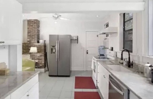 Providencia Park Cottage | Room B, right in the action of West Palm Beach!