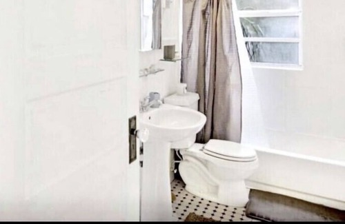 Providencia Park Cottage | Room B, right in the action of West Palm Beach!