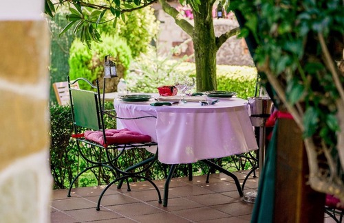Marina de Cudeyo Apartment | Room 'Camelia' with Mountain View, Shared Terrace and Wi-Fi