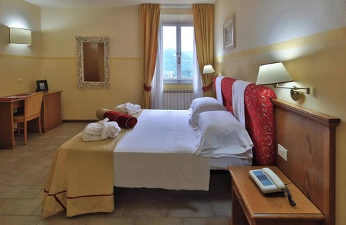 Bagni di Lucca Apartment | Room 'Camera Matrimoniale' with Shared Garden, Wi-Fi and Air Conditioning