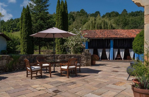 Santianes de Ola Apartment | Room 'Castañu' with Mountain View, Shared Garden and Wi-Fi