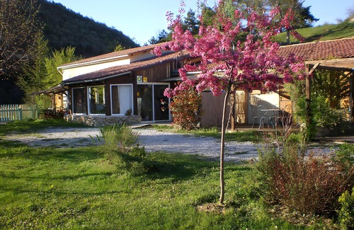 L'Epine Apartment | Room 'Edelweiss' with Private Terrace, Shared Garden and Wi-Fi
