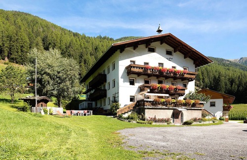 Valle Aurina Apartment | Room 'Ederhof 8' with Mountain View, Shared Terrace and Wi-Fi