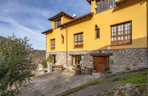 Gamonedo Apartment | Room 'El Nogal' with Shared Pool, Shared Garden and Wi-Fi