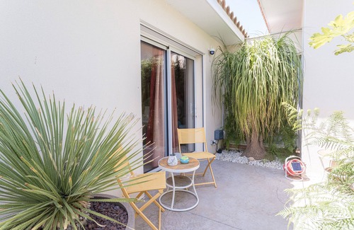 Saint-Nazaire Apartment | Room 'Esprit Du Sud' with Shared Pool, Wi-Fi and Air Conditioning