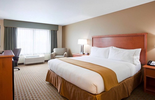 Shakopee House | Room for a Romantic Escape! Free Breakfast