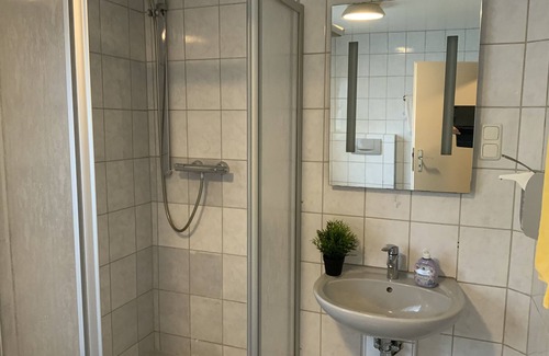 Weiterstadt Bed & Breakfast | Room for fitters with shared bathroom and balcony