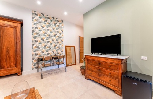 Les Angles Apartment | Room 'Gérard' with Shared Terrace, Shared Garden, and Air Conditioning