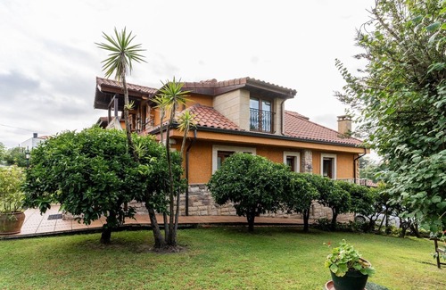 Marina de Cudeyo Apartment | Room 'Girasol' with Mountain View, Shared Terrace and Wi-Fi