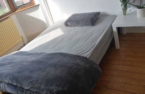 Wythenshawe House | Room in Gatley Near Manchester Airport