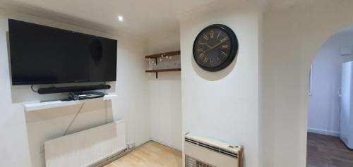Leicester House | Room in Guest room - Comfortable Double Room in Leicester