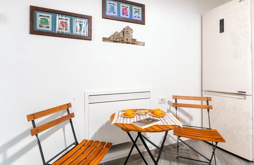 Sassari House | Room 'Kentia' with Shared Terrace, Wi-Fi and Air Conditioning