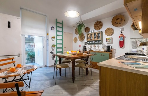 Sassari House | Room 'Kentia' with Shared Terrace, Wi-Fi and Air Conditioning